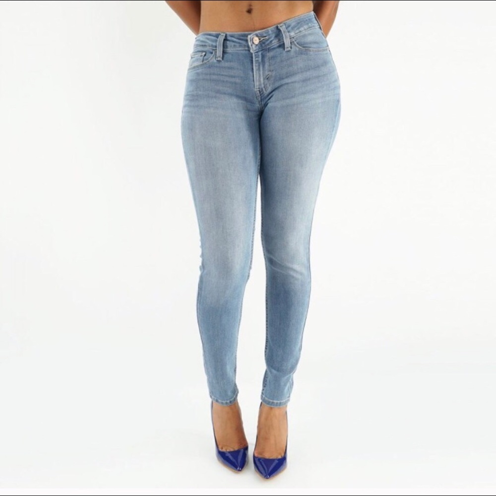 535 Levi’s Super Skinny Jeans Light Wash. Rare!